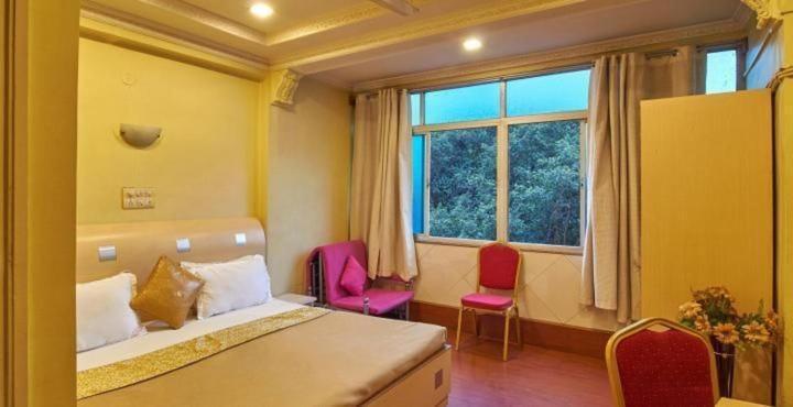 Hotel Tushar Пуна Экстерьер фото